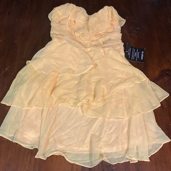 NEW ARDEN B YELLOW STRAPLESS DRESS🌸 - Picture 4 of 8